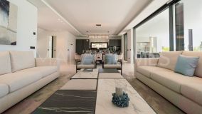 Villa for sale in Los Naranjos, Nueva Andalucia