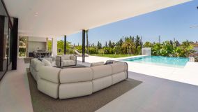 Villa for sale in Los Naranjos, Nueva Andalucia