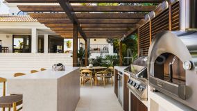 Villa for sale in Los Naranjos, Nueva Andalucia