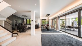 Villa for sale in Los Olivos, Nueva Andalucia