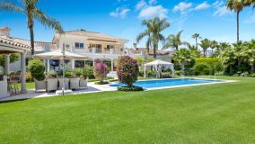 Una magnífica villa recientemente renovada, cercana a todas las comodidades en Nueva Andalucía, Marbella.