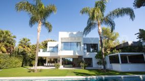Exquisita villa de cinco habitaciones, situada en la serena área residencial de Rocio Nagueles, Marbella
