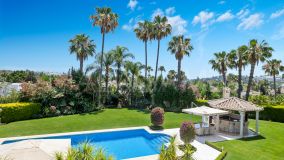 Villa for sale in La Cerquilla, Nueva Andalucia