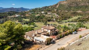 A traditional luxury villa located in the Marbella Club Golf Resort. Southwest facing with sea, mountain and golf course views.
