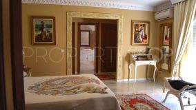 Villa con 4 dormitorios en venta en Estepona