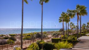 Excepcional 5 dormitorios, 5 baños en primera línea de playa, en la hermosa zona de Bahía de Marbella.