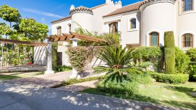 Esta acogedora casa adosada de 4 dormitorios para familias está ubicada en Paraiso Hills, Estepona, y presume de hermosas vistas a la costa.