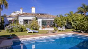 Una encantadora villa de estilo cortijo, " Un Paso Mas sensible " con 4 dormitorios y 5 baños, con un gran encanto andaluz en la prestigiosa Guadalmina Alta.