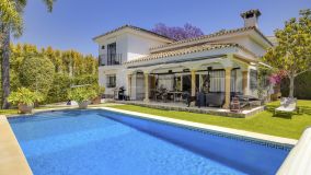 This lovely villa in Guadalmina Alta benefits from 4 bedrooms and a spacious layout.