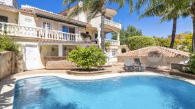 Esta villa con orientación sur, tranquila y privada de 5 dormitorios, 5 baños está bien presentada y convenientemente ubicada Nueva Andalucia, Marbella.