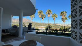 Nuevo al mercado este 1er piso acogedor y confortable apartamento de 2 dormitorios, 2 baños se encuentra en el idílico Estepona Golf.