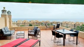 Immaculate 2-bedroom apartment with spacious terrace and breathtaking views.