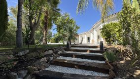 Villa for sale in El Herrojo, Benahavis