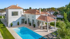 Villa for sale in La Cerquilla, Nueva Andalucia