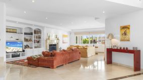 Villa for sale in New Golden Mile, Estepona Est