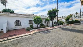 Villa Pareada en venta en La Duquesa, Manilva