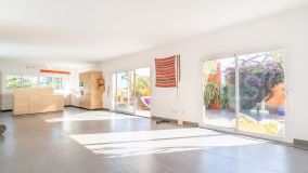 Villa for sale in Estepona