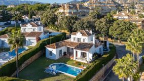 Villa en venta en Elviria, Marbella Este