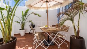 Hermosa casa adosada reformada con patio y solárium en el casco antiguo de Estepona.