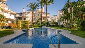 Lovely penthouse with two terraces and a view of the pool and La Concha. Located in the heart of Los Naranjos de Marbella.