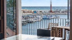 BRIGHT AND SPACIOUS FRONTLINE APARTMENT WITH PANORAMIC VIEWS OF THE MARINA