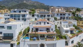 Villa de tres plantas con impresionantes vistas al mar desde cada una de ellas, en Marbella