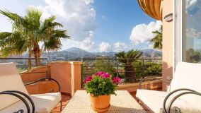 Spacious three-bedroom corner apartment located in the sought-after development of Magna Marbella