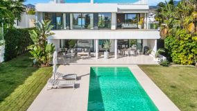 Villa for sale in Cancelada, Estepona East