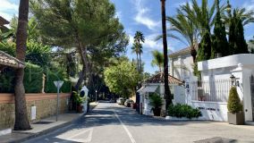 Buy villa with 4 bedrooms in Altos Reales