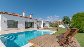 Villa, Estepona, Nueva Milla de Oro, piscina, jardín, parcela, 3 dormitorios, 3 baños, garaje.