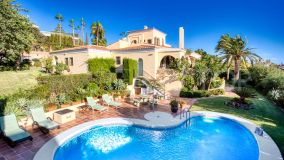Carefully renovated 5 bedroom villa in the residential areas close to the beach overlooking the sea and the golf course of Torrequebrada