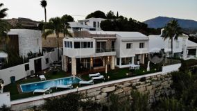 Frontline golf villa for sale in Nueva Atalaya, Benahavis