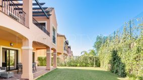 Villa de 3 dormitorios con sótano y jardín en primera línea de golf en Estepona.