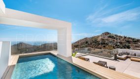 Espectacular ático con terraza en la azotea y su propia piscina y jacuzzi privados con las mejores vistas al mar y a la montaña