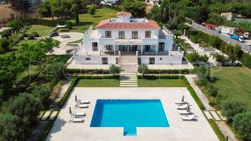 Impresionante villa con vistas al mar situada en una parcela de 24.500 m2 en Guadalmina Alta