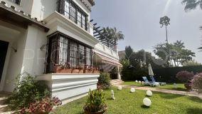Buy villa with 7 bedrooms in Las Chapas
