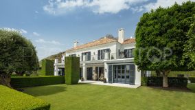 Hermosa villa de siete dormitorios en una de las comunidades más exclusivas de Marbella