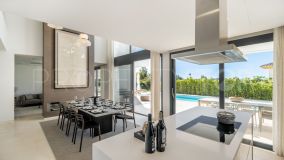 Moderna villa a estrenar de 6 dormitorios con acabados de calidad y una terraza en la azotea con vistas al mar