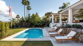 Villa for sale in Las Brisas, Nueva Andalucia