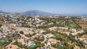Villa for sale in Altos del Paraiso, Benahavis