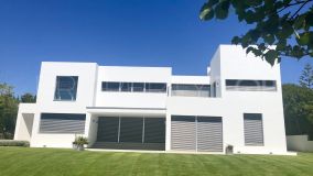Buy villa with 4 bedrooms in Zona F