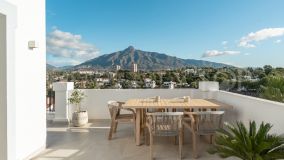 Ático de Lujo en Nueva Andalucía con Vistas Panorámicas al Mar y La Concha