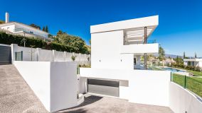Villa for sale in El Paraiso, Estepona East