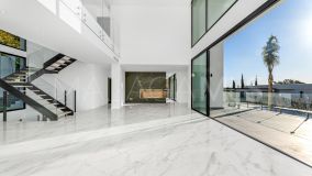 Villa for sale in El Paraiso, Estepona East