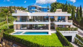 Villa for sale in Altos del Paraiso, Benahavis