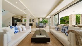 Villa for sale in Los Olivos, Nueva Andalucia