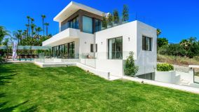 Villa for sale in La Cerquilla, Nueva Andalucia