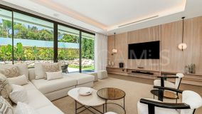 Villa for sale in La Cerquilla, Nueva Andalucia