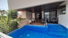 Apartamento con piscina privada en primera linea de playa en Estepona
