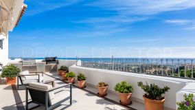 Beautiful duplex penthouse for sale in the picturesque and luxurious urbanisation of La Heredia, in Benahavis.